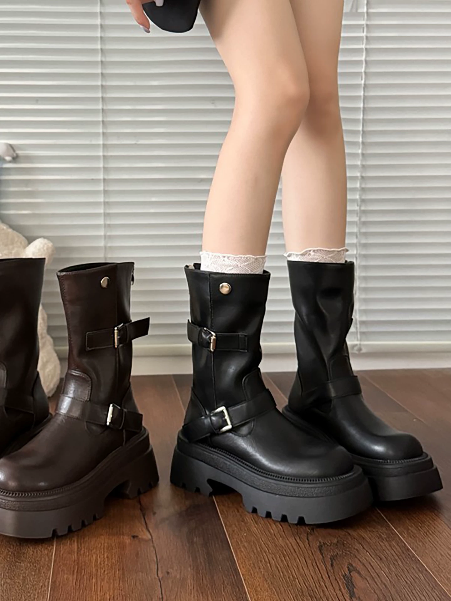 Giày bốt Martin đế dày phong cách Anh cổ điển màu đen dành cho nữ, mẫu mới thu đông 2025, tăng chiều cao, thon gọn, kiểu dáng hiệp sĩ, cổ ngắn