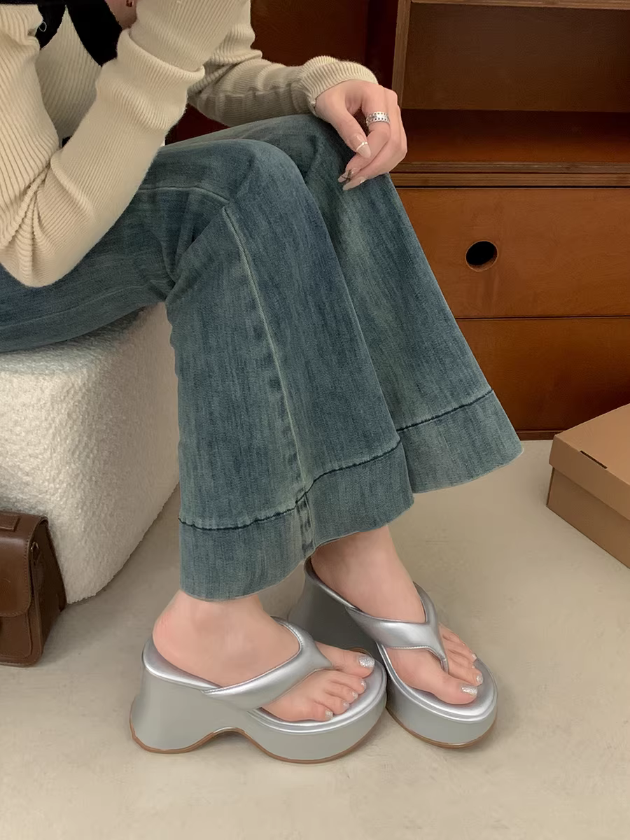 Dép xỏ ngón đế dày màu đen phổ biến dành cho nữ ở miền Nam, trang phục mùa hè ngoài trời, dép tăng chiều cao chống trơn trượt mới năm 2025.