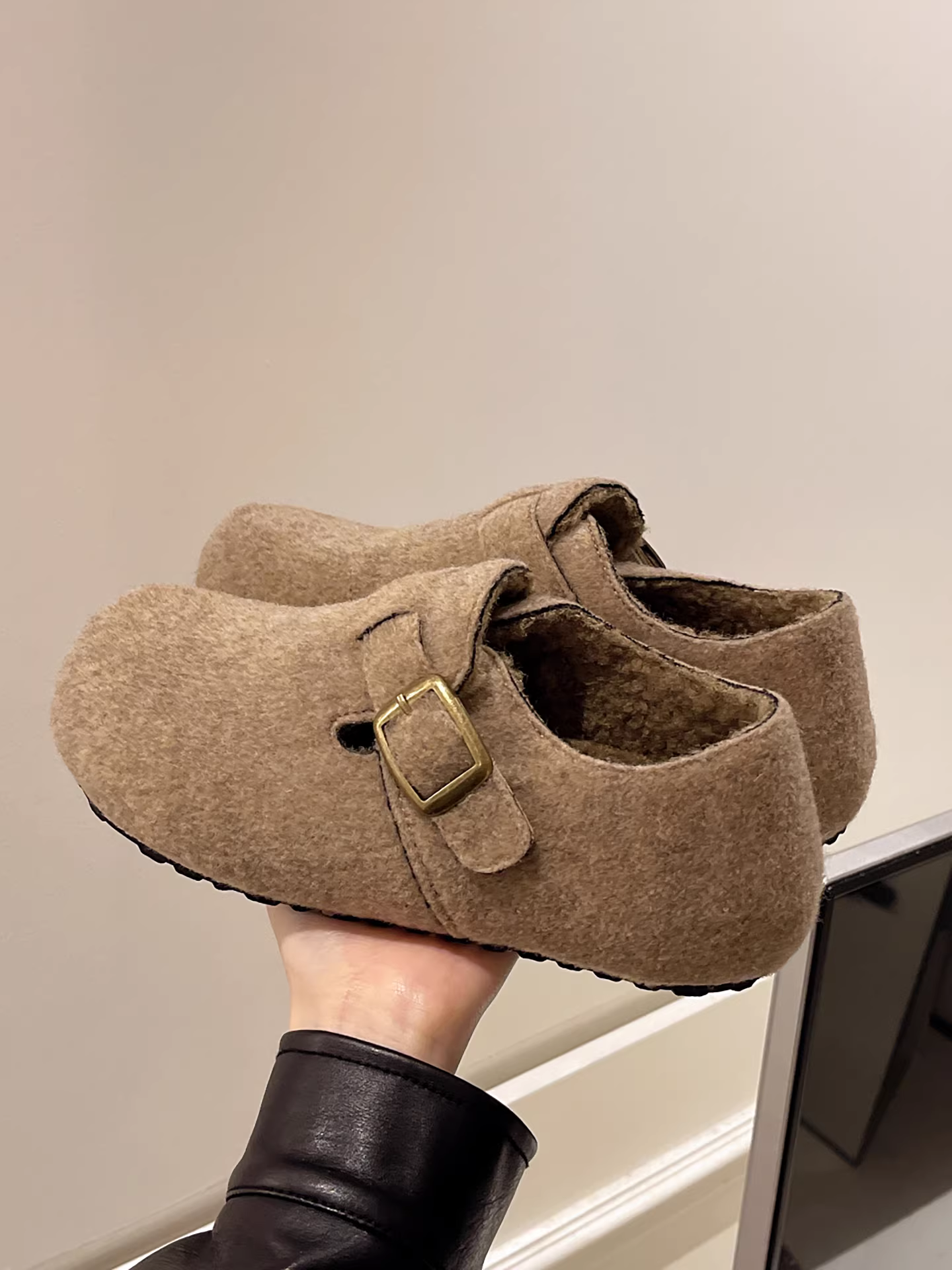 Giày Birkenstock đế dày màu nâu cổ điển, che kín toàn bộ bàn chân dành cho nữ, kiểu thu đông 2025 mới, phối cùng chân váy, giày cotton lót lông cừu.