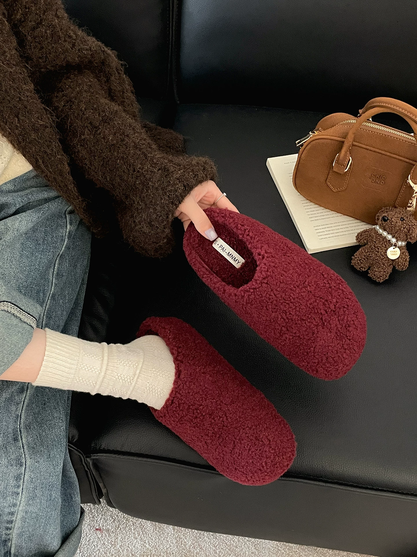 Dép lông dày đế dày chống trơn màu đỏ dành cho nữ, thích hợp để mang ngoài trời, dép bông mũi kín kiểu Birkenstock tăng chiều cao đa năng mùa thu đông 2025.