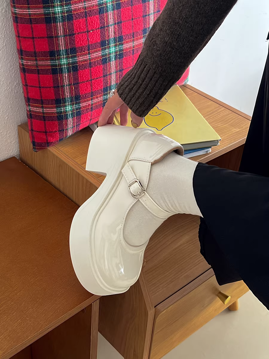 Giày da nữ đế dày kiểu Pháp cổ điển màu đen, mũi tròn, kiểu dáng mùa thu mới 2025, phối chân váy, gót cao chunky tăng chiều cao, giày đơn.