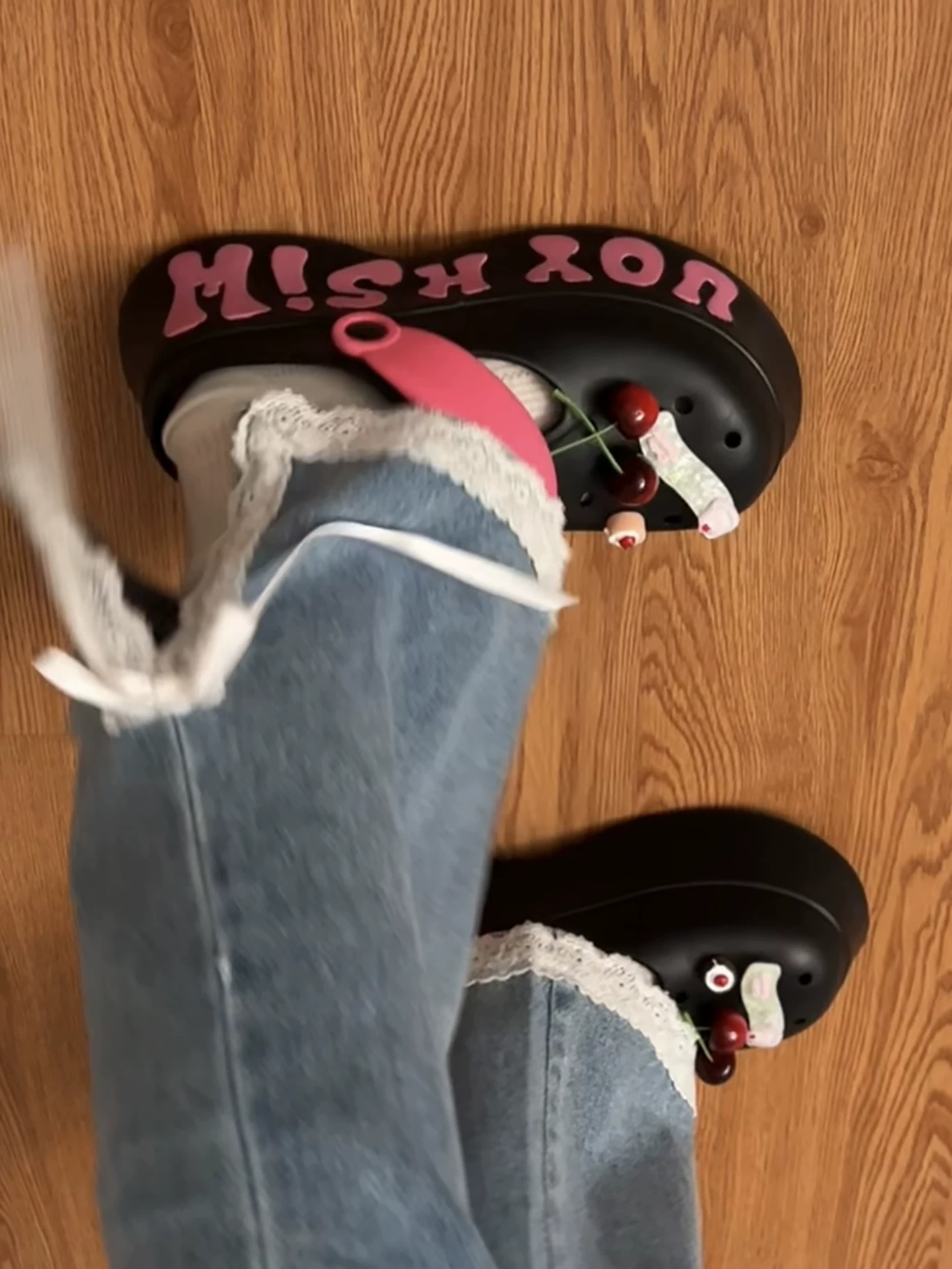 Dép clog nữ đế dày màu đen dễ thương, mẫu mới hè 2025, đi ngoài trời thoải mái, tăng chiều cao, kiểu kín mũi.