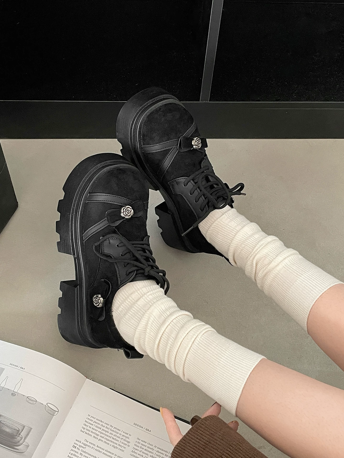 Giày nữ đế xuồng kiểu Pháp đa năng, mũi tròn, gót dày, cổ sâu, kiểu Mary Jane, tăng chiều cao, phong cách retro, mẫu mới thu 2025