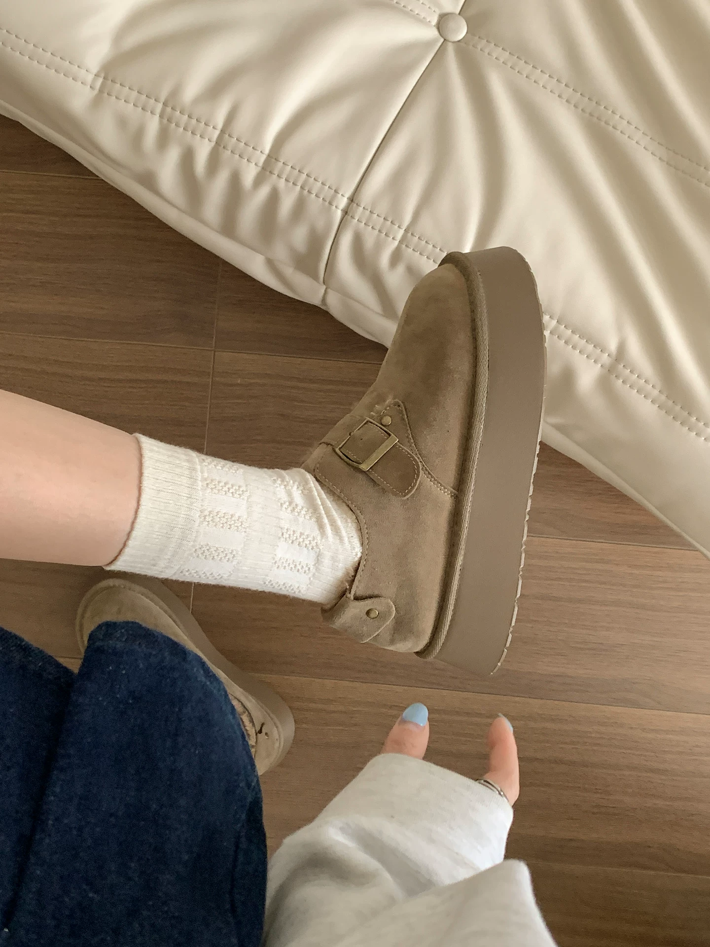 Giày bông đế dày chống trơn trượt, lót lông cừu kiểu cổ điển dành cho nữ, mặc ngoài trời mùa đông, giày Birkenstock tăng chiều cao đa năng mới năm 2025.