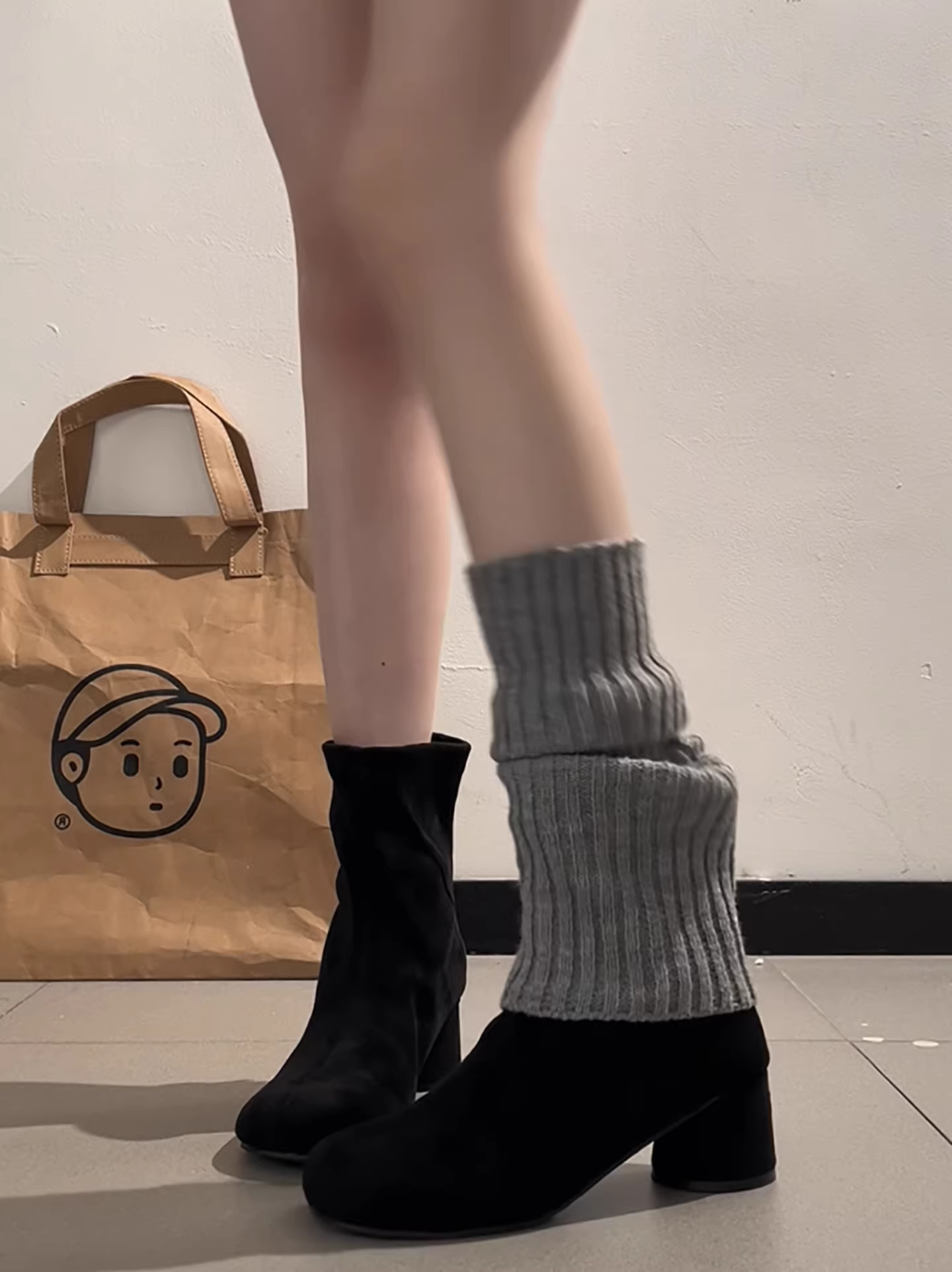 Giày bốt cao gót chunky kiểu Anh cổ điển màu đen dành cho nữ, mẫu mới thu đông 2025, kiểu dáng ngắn tôn dáng dành cho người nhỏ nhắn.