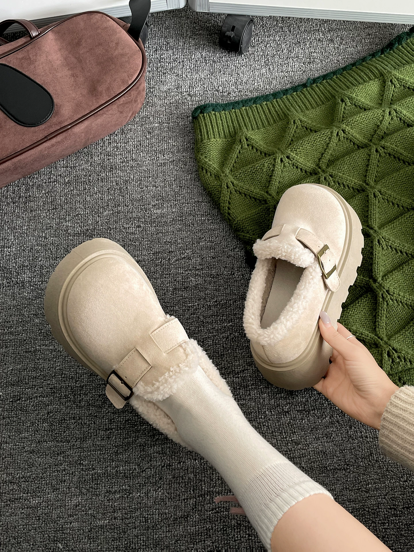 Giày Birkenstock đế dày lót lông cừu đa năng Nan Zai Nan màu trắng dành cho nữ, mẫu mới mùa đông 2025, đi ngoài trời, chống trơn trượt, chất liệu cotton Đông Bắc