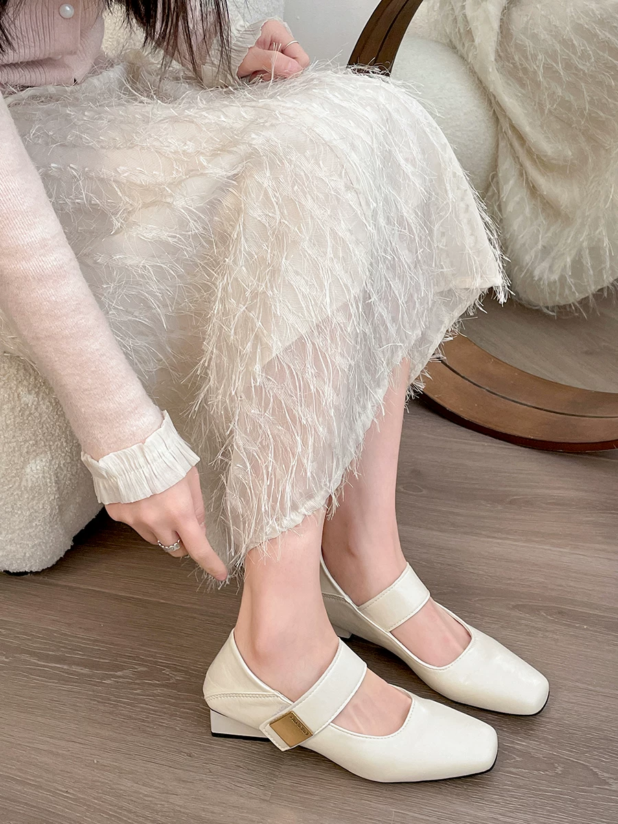 Giày nữ đế vuông, mũi vuông, miệng nông, gót dày, kiểu dáng mới mùa thu 2025, phối cùng chân váy, giày da Mary Jane kiểu Pháp tăng chiều cao.