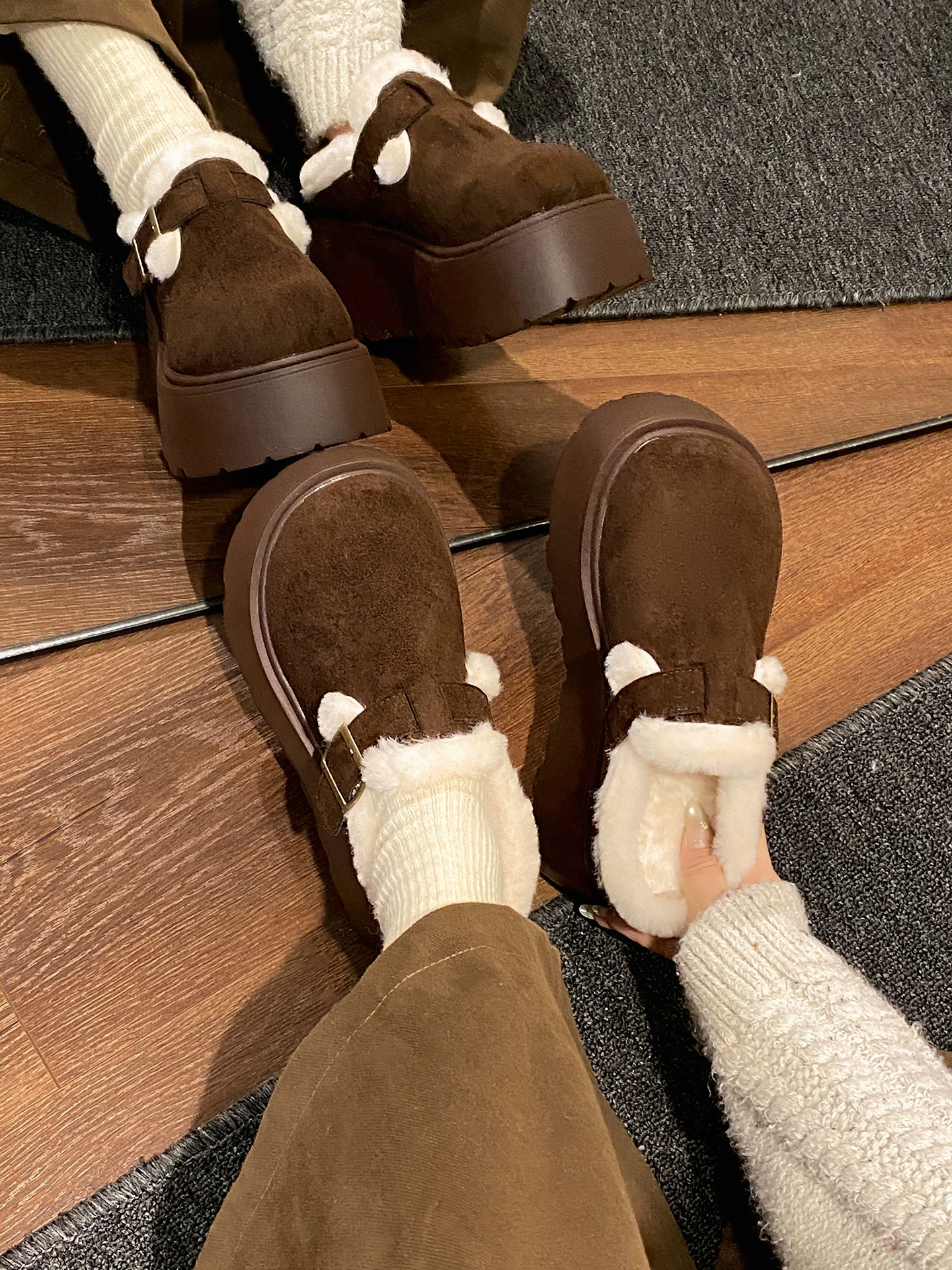 Dép lông dày đế dày chống trơn kiểu cổ điển dành cho nữ, dùng ngoài trời mùa đông, dép bông kiểu Birkenstock giữ ấm tăng chiều cao dày dặn mới năm 2025.