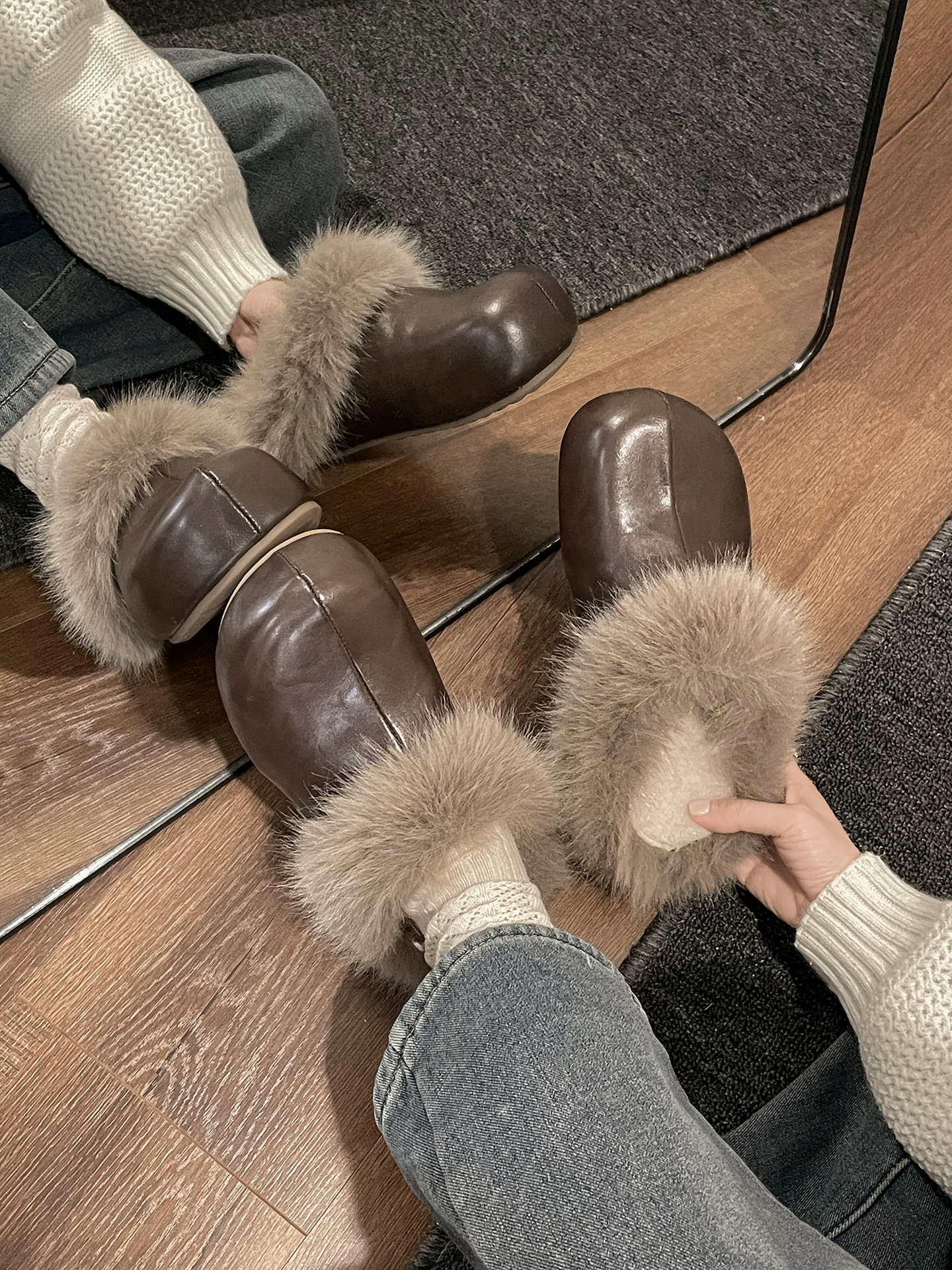 Dép lông dày đế dày kiểu Pháp cổ điển màu nâu dành cho nữ, thích hợp để mang ngoài trời, dép bông kiểu Birkenstock ấm áp mùa đông mới năm 2025.