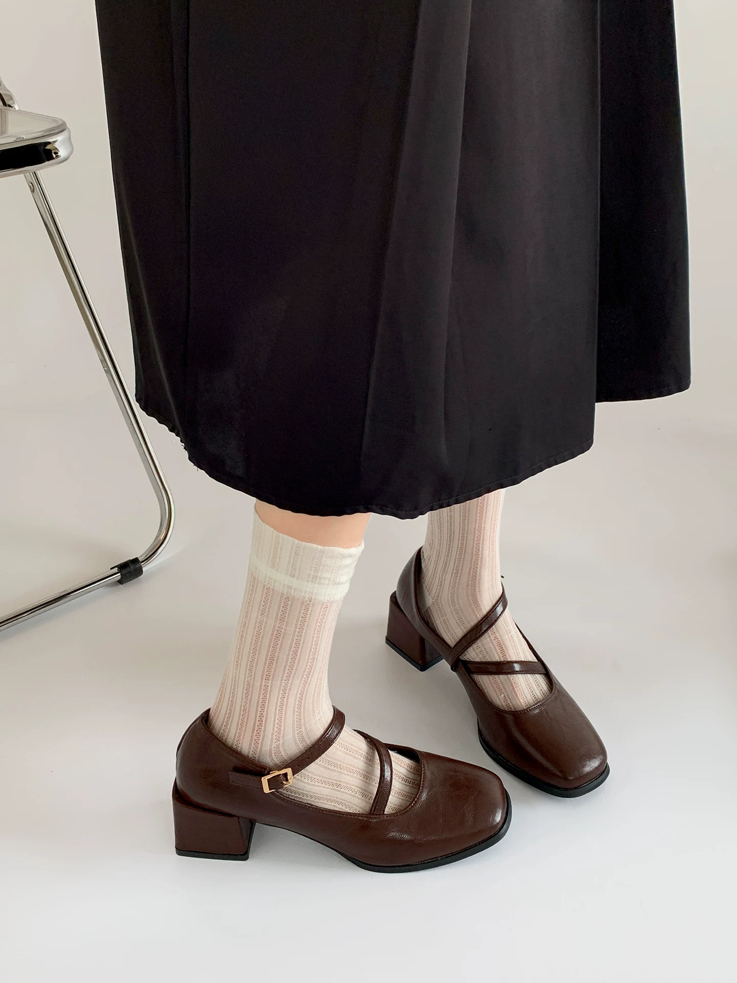 Giày bệt gót thấp kiểu Pháp cổ điển màu đen dành cho nữ, kiểu mới mùa thu 2025, giày Mary Jane mũi vuông đa năng, phối hợp tốt với chân váy