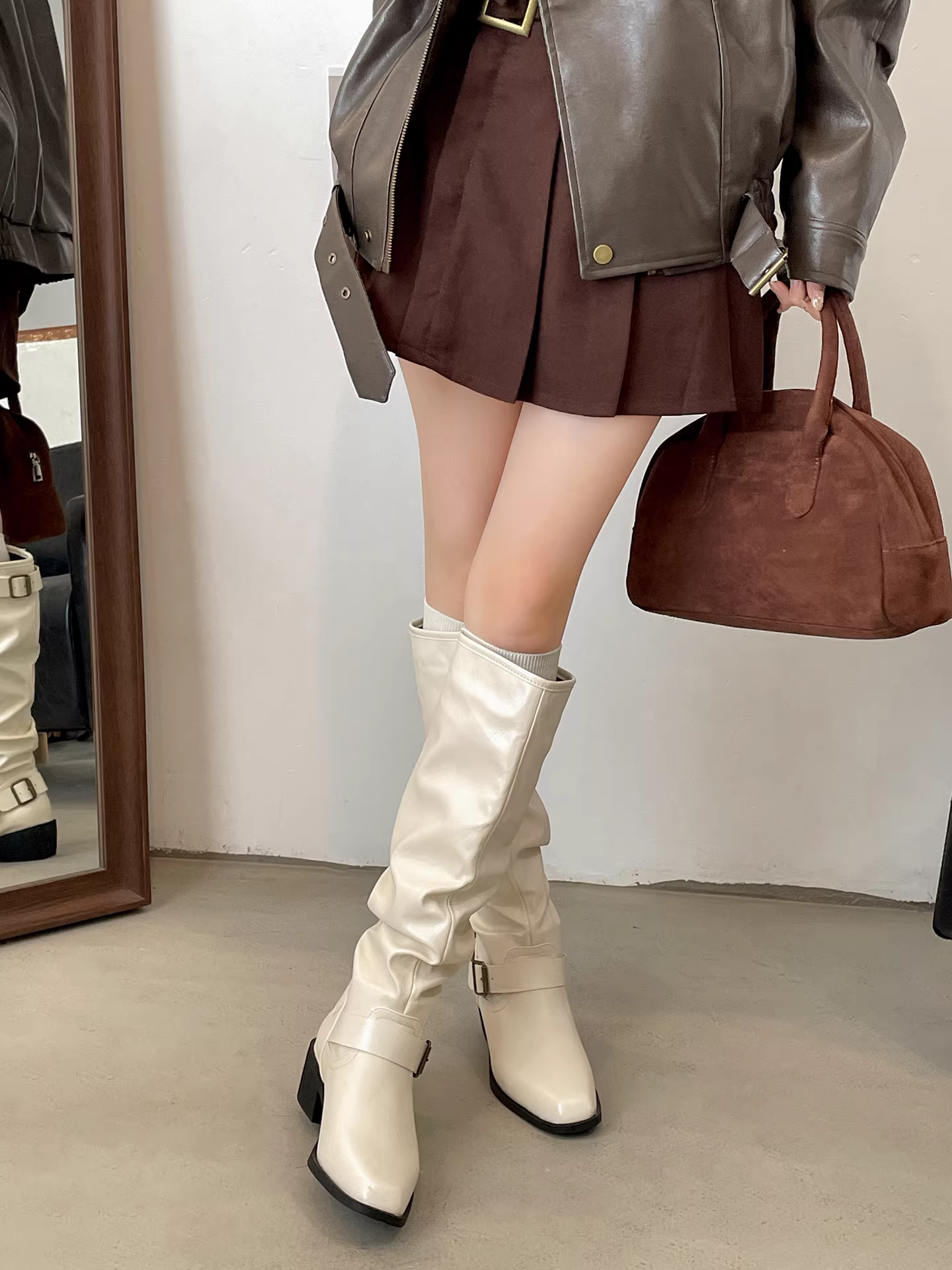 Giày bốt cao gót chunky cổ điển màu trắng cao cấp dành cho nữ, kiểu dáng mùa thu đông 2025 mới, phối cùng chân váy, kiểu dáng ôm dáng, giày bốt đi xe.