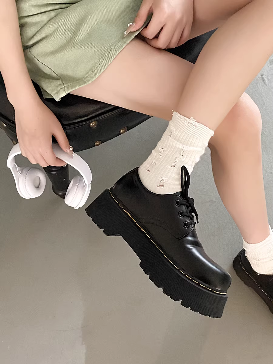Giày da mùa thu Black Martin dành cho nữ 2025 kiểu retro Anh quốc mới, kiểu buộc dây, phối chân váy, đế dày, thiết kế tăng chiều cao.