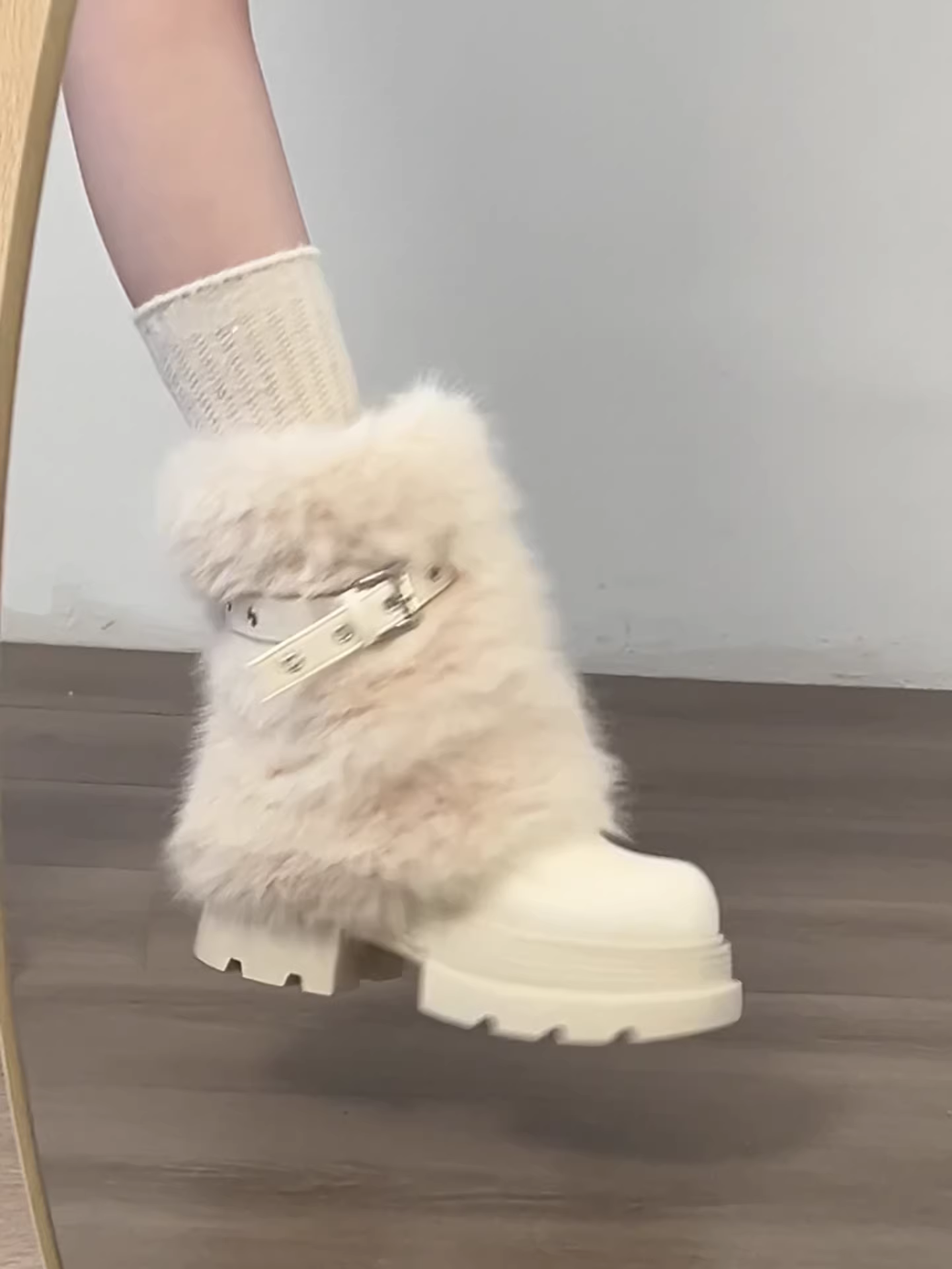 Giày bốt nữ mùa đông 2025 kiểu cổ điển, đế dày, lông xù, lót lông cừu, giữ ấm, chất liệu cotton dày dặn