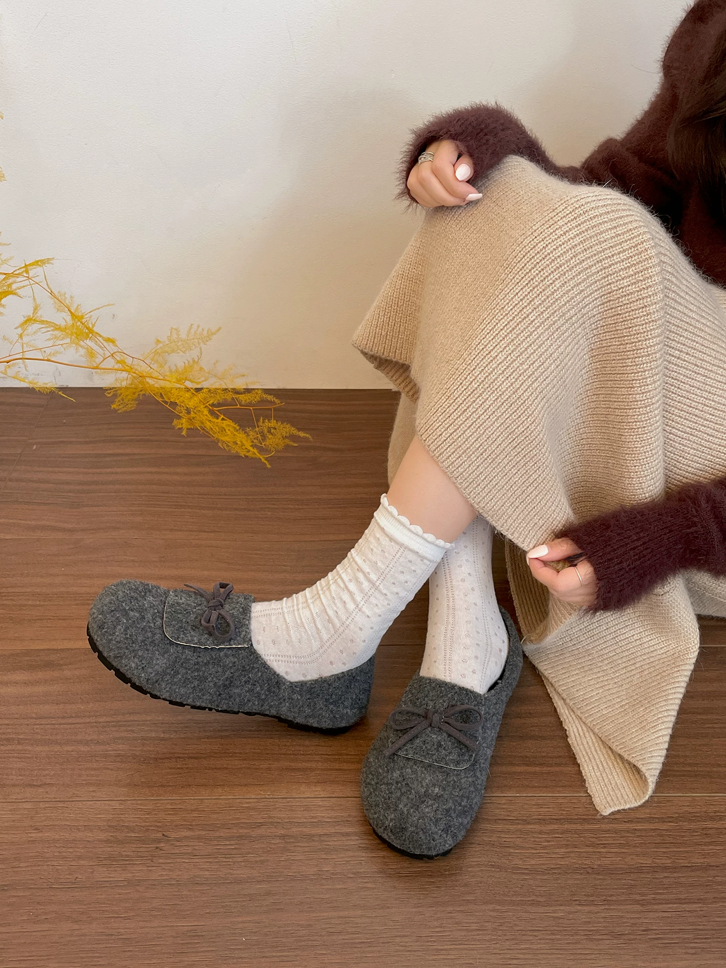 Giày lông dày đế cao màu đỏ cổ điển dành cho nữ, thích hợp đi ngoài trời, giày Birkenstock lông mềm ấm áp mùa thu đông 2025 mới.