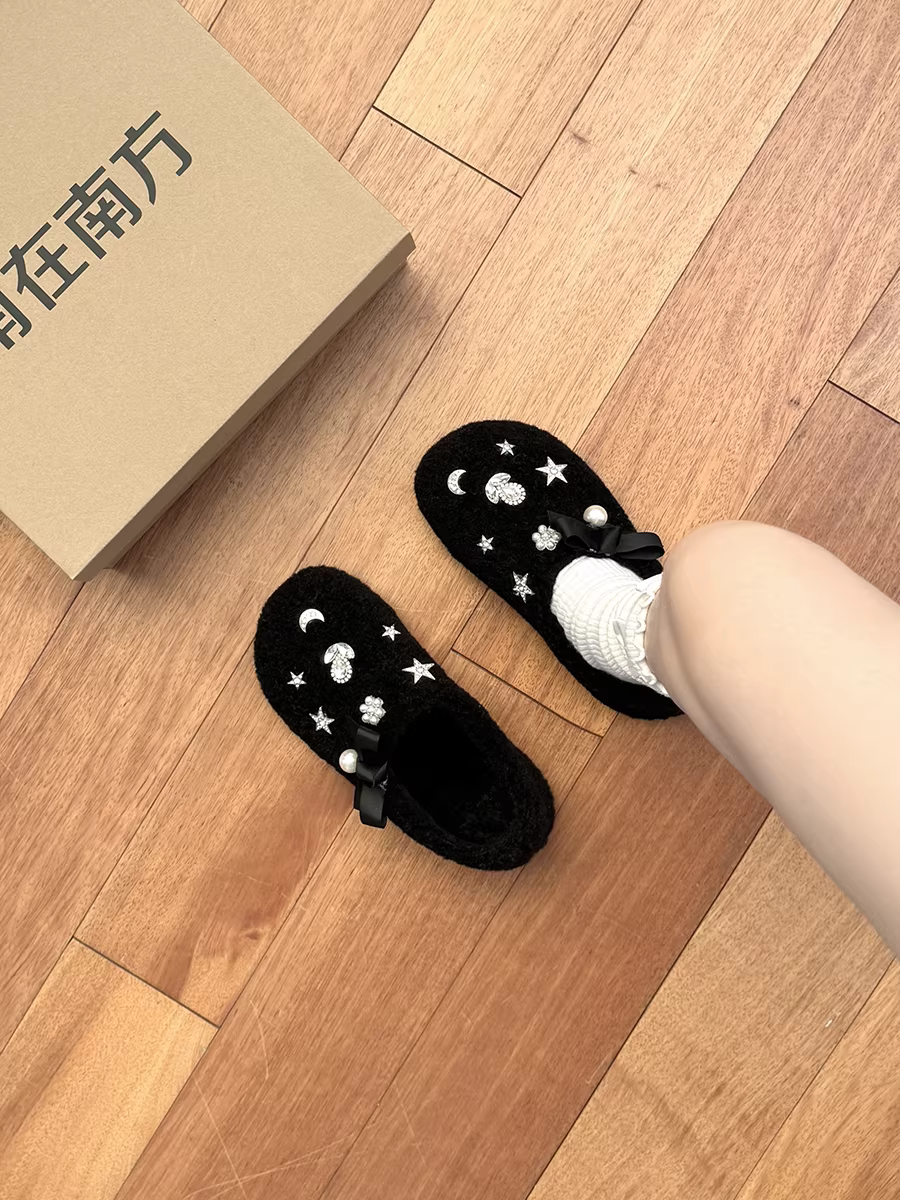 Giày clog đế xuồng kiểu Chanel thời thượng màu đen dành cho nữ, kiểu dáng thu đông 2025 mới với lớp lót lông mềm mại, kiểu giày Birkenstock.