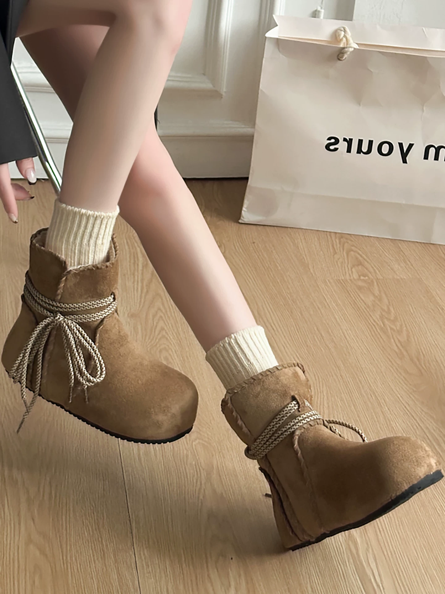 Giày bốt đi tuyết đế xuồng kiểu cổ điển, lót lông cừu và dày dặn dành cho nữ, giày cotton kiểu Birkenstock giữ ấm mùa đông mới năm 2025, chống trơn trượt.