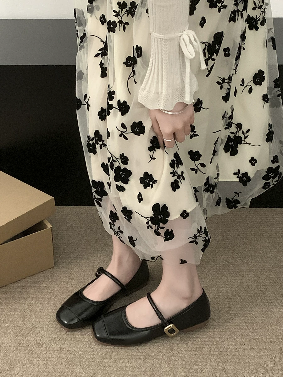 Giày mũi vuông kiểu Pháp cổ điển đa năng, phối hợp tốt với chân váy, giày bệt nữ đế thấp, giày Mary Jane màu đen mới mùa thu 2025.