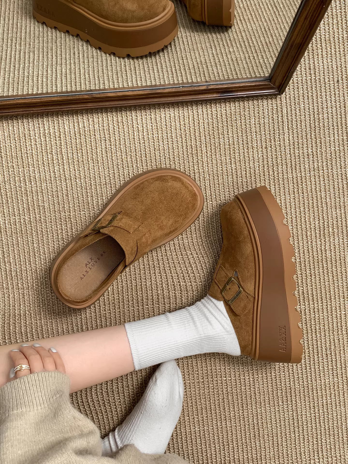 Dép nữ đế dày màu nâu phổ biến, thích hợp đi ngoài trời, kiểu dáng thu đông 2025 mới, phối cùng váy, tăng chiều cao, chống trơn trượt, kiểu Birkenstock.