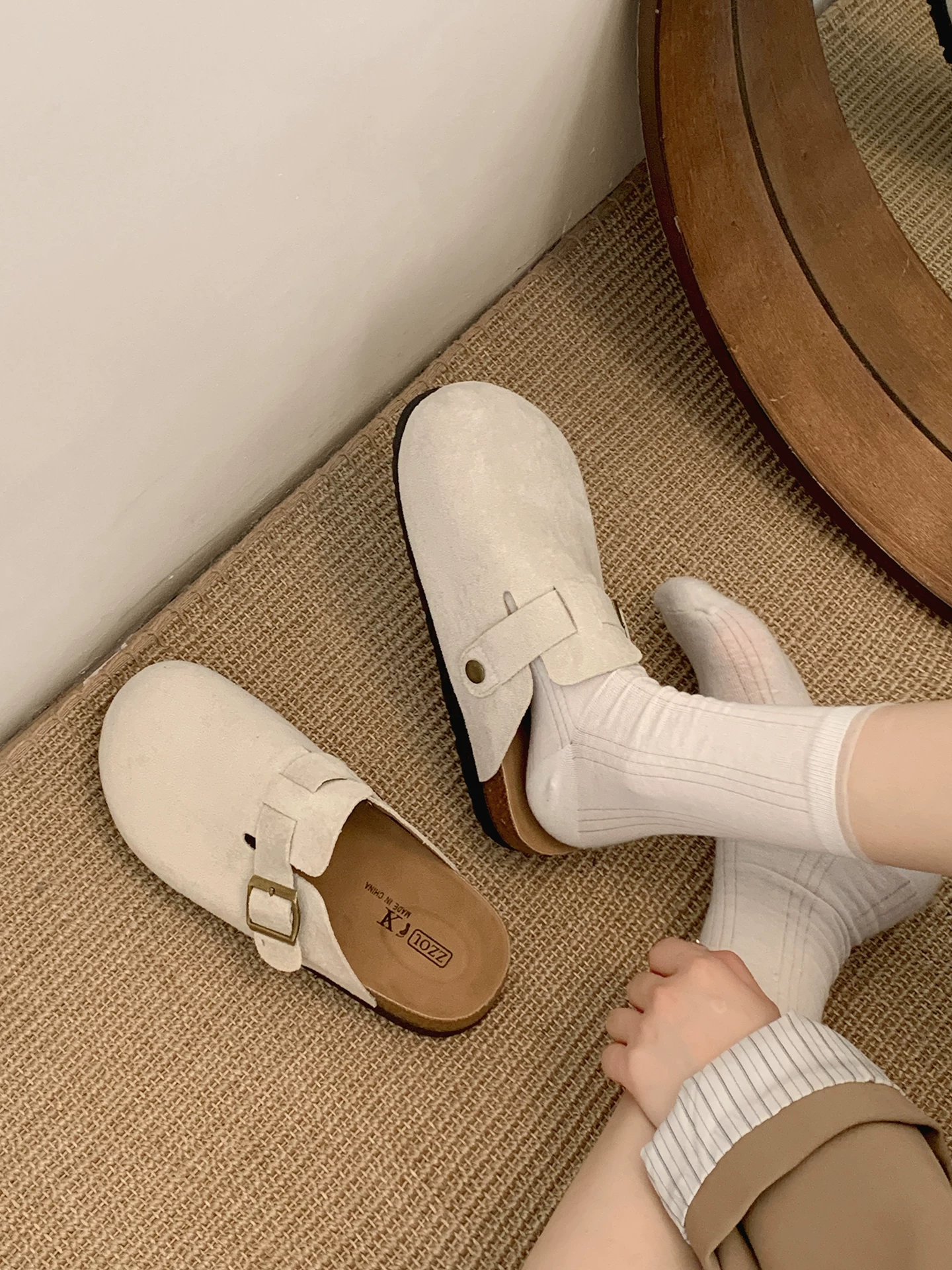 Dép nữ đế dày kiểu Pháp cổ điển màu trắng, trang phục mùa thu, kiểu mới 2025 phối chân váy, dép nửa đế Birkenstock chống trơn