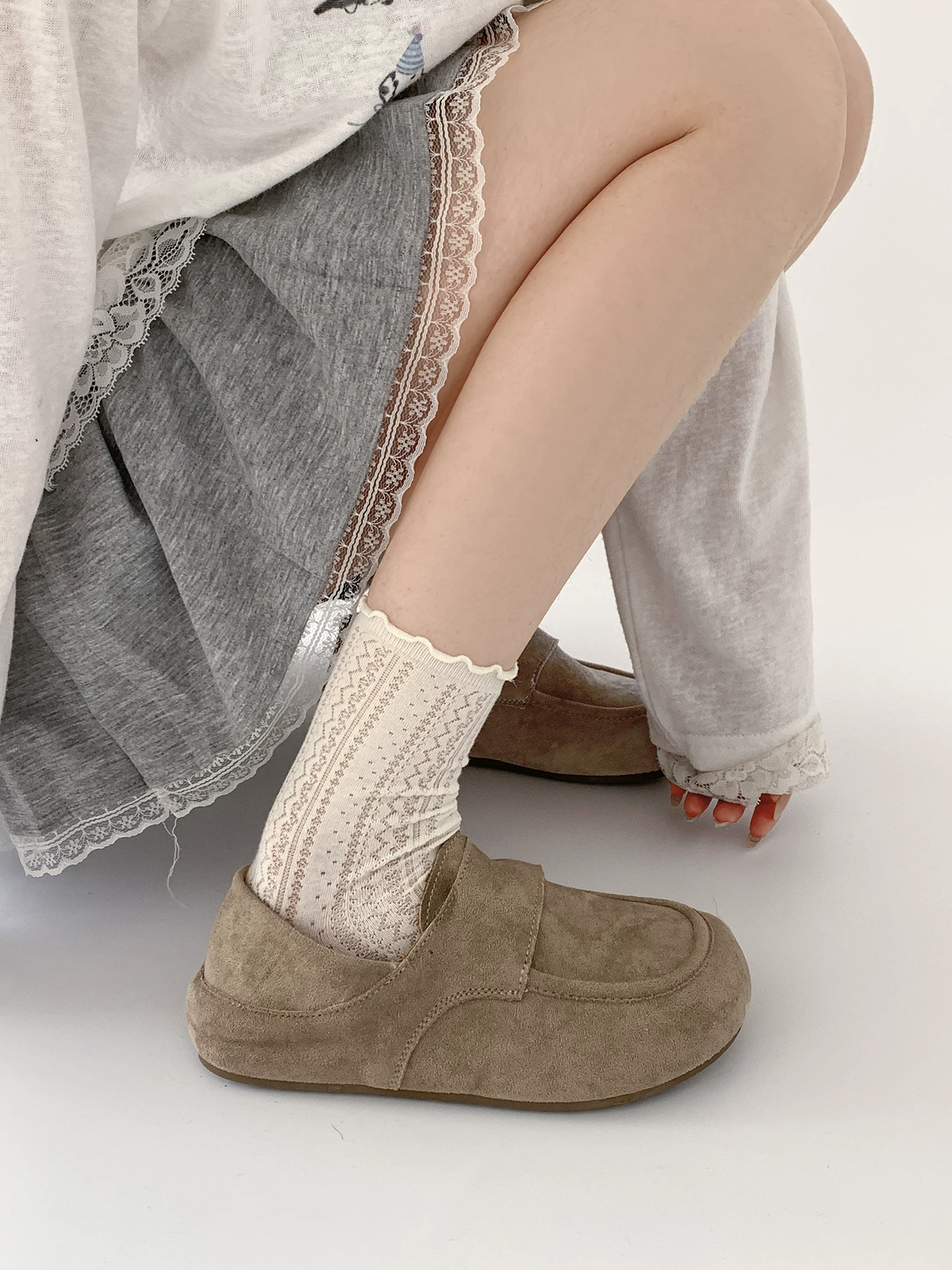 Giày Birkenstock đế bằng kiểu cổ điển, dành cho nữ, áo khoác ngoài mùa thu, kiểu mới 2025, phối được với váy, giày đế mềm, đa năng.