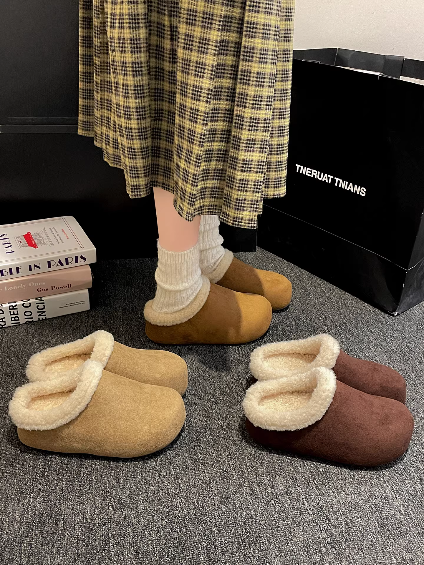 Đôi dép lê nữ kiểu Pháp cổ điển, đế dày, lót lông mềm mại, thích hợp đi ngoài trời, mẫu mới mùa đông 2025, kiểu Birkenstock, chất liệu cotton giữ ấm.