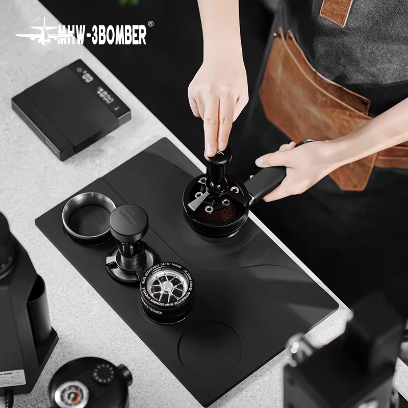 Tấm lót quầy bar, tay cầm máy pha cà phê, búa đánh bột, khăn lau, hộp đựng bột, thảm silicon, thảm tamping, dòng Bomber MHW