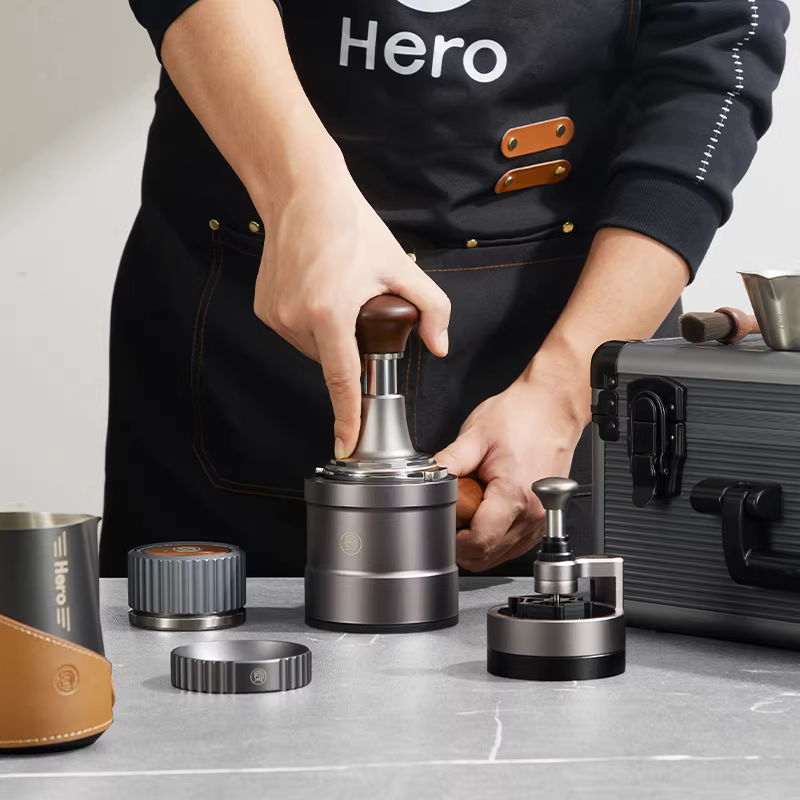 Bộ dụng cụ pha cà phê kiểu Ý gồm: vali đựng đồ nghề, bình tạo bọt sữa latte art, dụng cụ rắc bột, dụng cụ nén cà phê lực không đổi, tay cầm pha cà phê, bộ dụng cụ hoàn chỉnh.