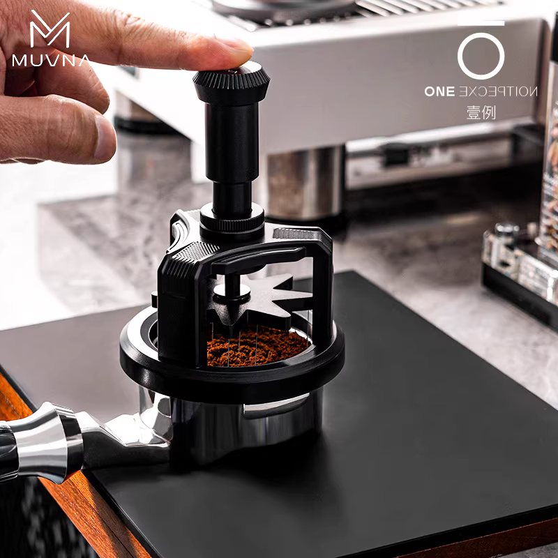 Kim khuấy bột cà phê MUVNA Timo, kiểu kim ép và xoay, giúp phân tán các cục cà phê đều nhau.