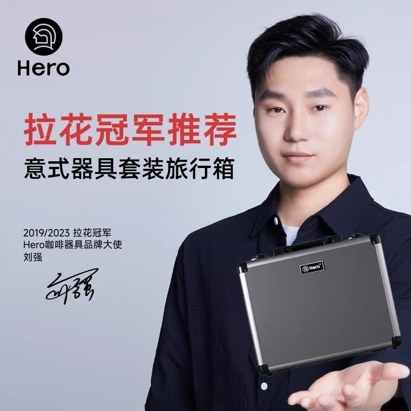 Bộ dụng cụ pha cà phê kiểu Ý gồm: vali đựng đồ nghề, bình tạo bọt sữa latte art, dụng cụ rắc bột, dụng cụ nén cà phê lực không đổi, tay cầm pha cà phê, bộ dụng cụ hoàn chỉnh.