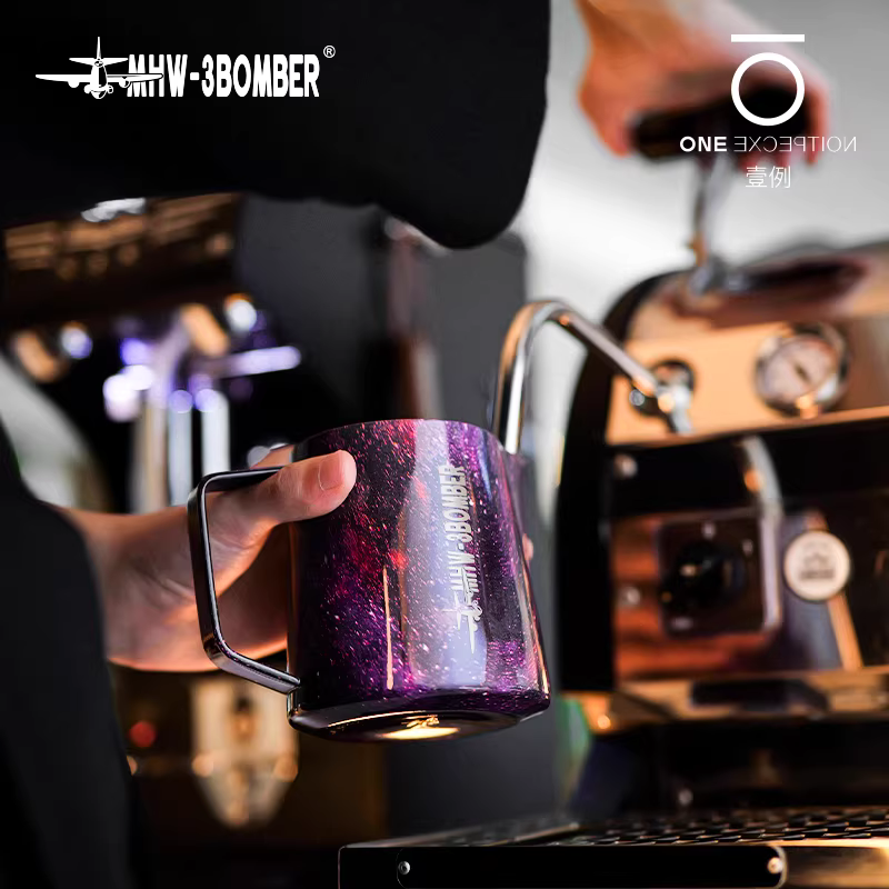 Bình tạo bọt sữa chuyên nghiệp Bomber MHW Starry Sky Latte Art, chất liệu thép không gỉ, vòi tròn, kiểu dáng Ý, dùng tạo họa tiết Latte Art.