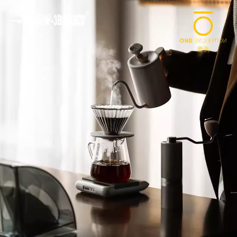 Quà tặng ngày lễ | Bộ pha cà phê gồm máy xay cà phê kiểu bomber MHW, cốc lọc, bình chia cà phê, cân điện tử, bộ dụng cụ pha cà phê pour-over, hộp quà tặng