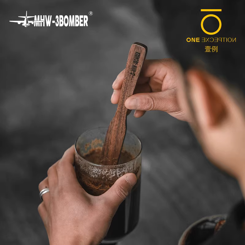Bộ khuấy cà phê bằng gỗ óc chó Hero, kiểu Pháp, dùng tay, chất liệu gỗ nguyên khối, thương hiệu Bomber MHW.
