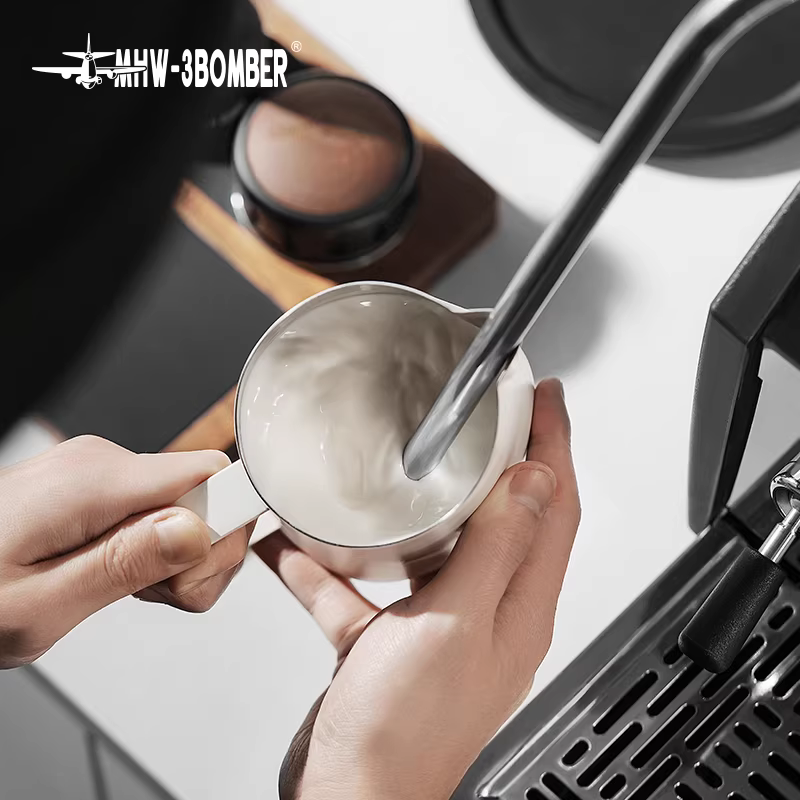 Bình tạo bọt sữa chuyên nghiệp kiểu dáng chữ U, bình tạo bọt sữa có họa tiết nổi, bình tạo bọt sữa kiểu Ý, bình tạo bọt sữa Latte Art, bình tạo bọt sữa Latte Art MHW GT.