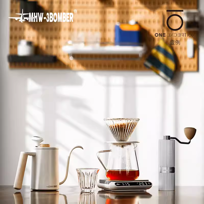 Quà tặng ngày lễ | Bộ pha cà phê gồm máy xay cà phê kiểu bomber MHW, cốc lọc, bình chia cà phê, cân điện tử, bộ dụng cụ pha cà phê pour-over, hộp quà tặng