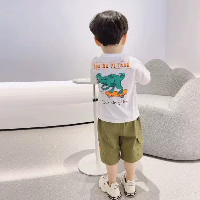 Quần kiểu Hàn Quốc năm 2025 dành cho bé trai, quần năm phần mùa hè mới dành cho trẻ em, kiểu dáng thường ngày, có nhãn mác, túi lớn, quần short dài vừa phải, chất liệu mỏng.