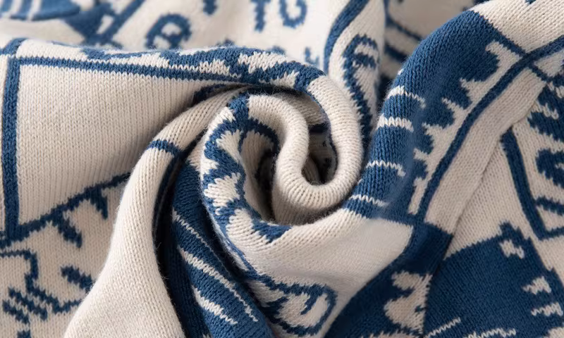 Áo len trẻ em nam xuân 2025, kiểu dáng mở trước, in hình mèo toàn thân, chất liệu cotton dệt kim jacquard hai lớp.