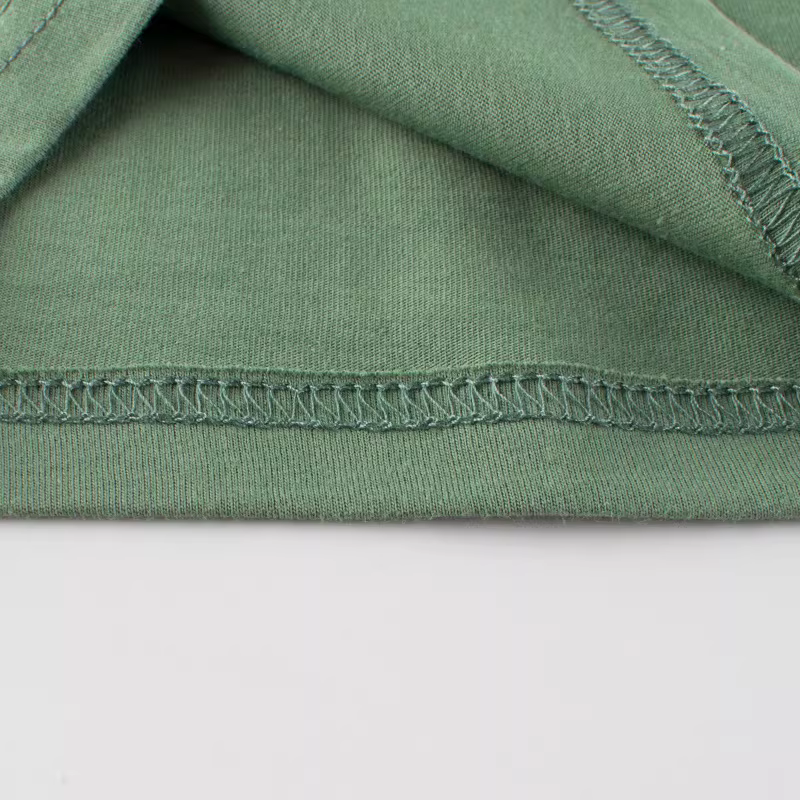 Áo gile cotton nguyên chất cho bé trai, kiểu hè 2025, họa tiết gấu lướt sóng màu xanh lá, mềm mại và thoải mái, áo không tay mặc ngoài, thích hợp cho mùa điều hòa.