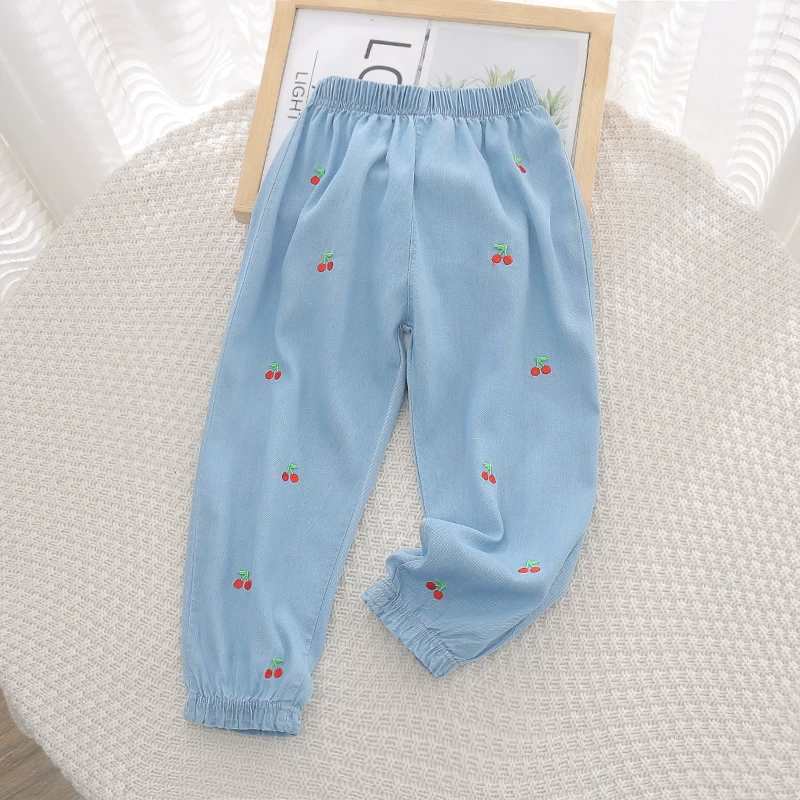 Quần denim Tencel chống muỗi cho bé gái mùa hè 2025, kiểu dáng xu hướng, chất liệu mỏng, in họa tiết toàn thân, dành cho bé gái lớn hơn, quần ống lửng.