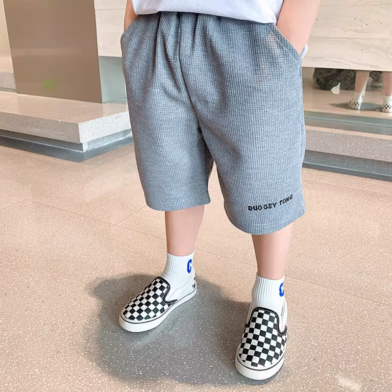 Quần short bé trai mùa hè 2025 kiểu Hàn Quốc mới, thời trang trẻ em, chất liệu vải waffle dệt kim, dài đến đầu gối, mỏng nhẹ