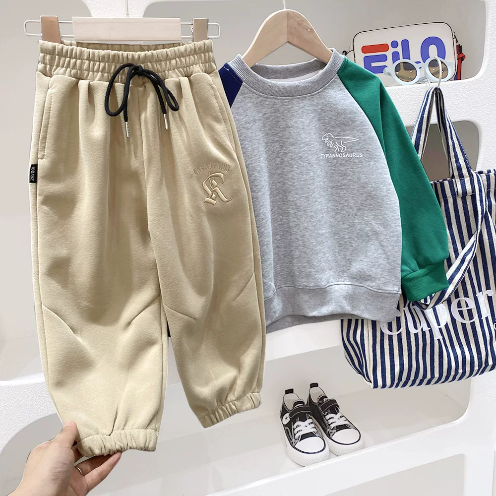 Quần thể thao mới 2025 dành cho trẻ lớn, quần jogger dày dặn cho bé trai, quần mùa xuân in chữ màu trơn thời trang cho bé trai.