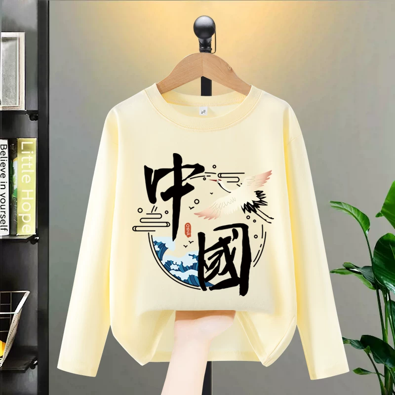Áo thun dài tay cho bé trai, kiểu mới xuân thu 2025, xu hướng quốc gia dành cho trẻ em, áo sơ mi cotton nguyên chất cho trẻ em cỡ vừa và lớn, phong cách xuân thu hợp thời trang.