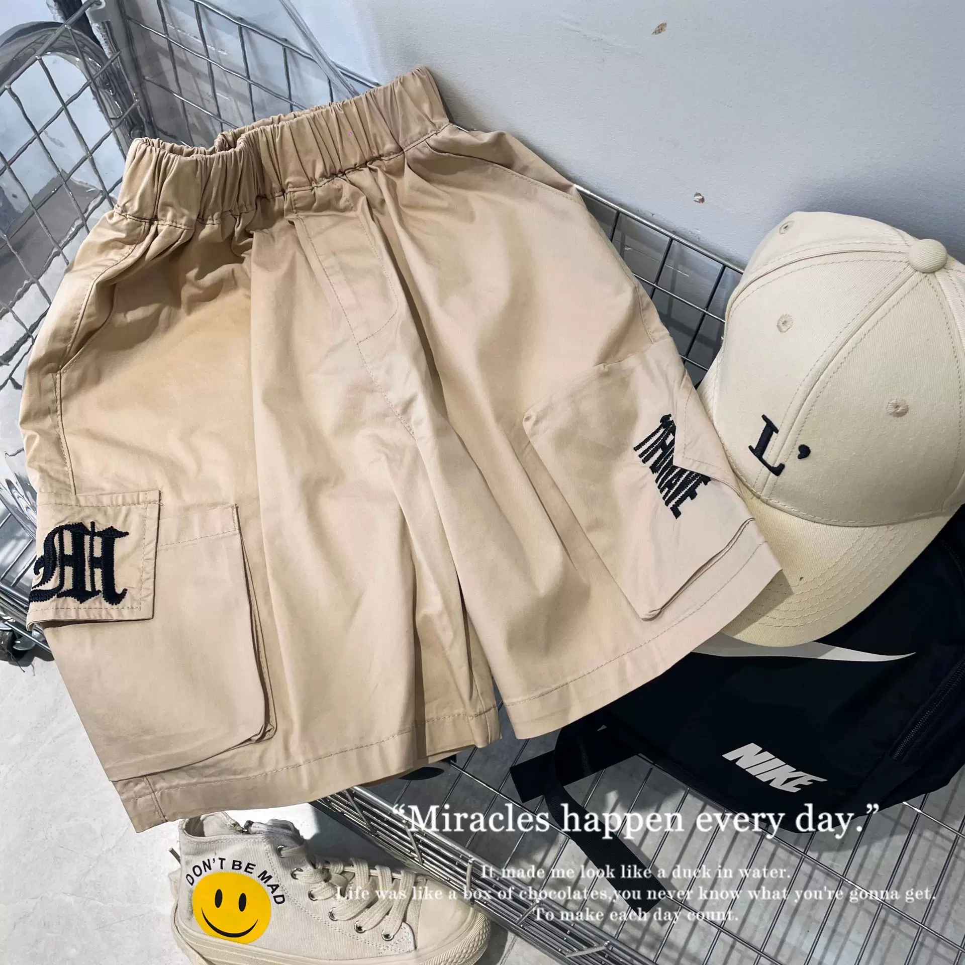 Quần short bé trai mặc ngoài, quần cargo phong cách hip-hop thời thượng cho trẻ lớn, dáng rộng, quần short năm điểm chất liệu cotton mỏng cho trẻ em.
