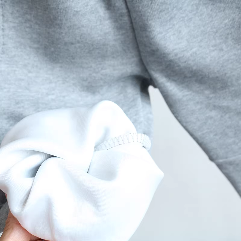 Quần thể thao trẻ em xuân 2025 kiểu mới, quần lửng in chữ rộng rãi, quần dài thời trang cho bé trai, quần jogger ống rộng hợp xu hướng