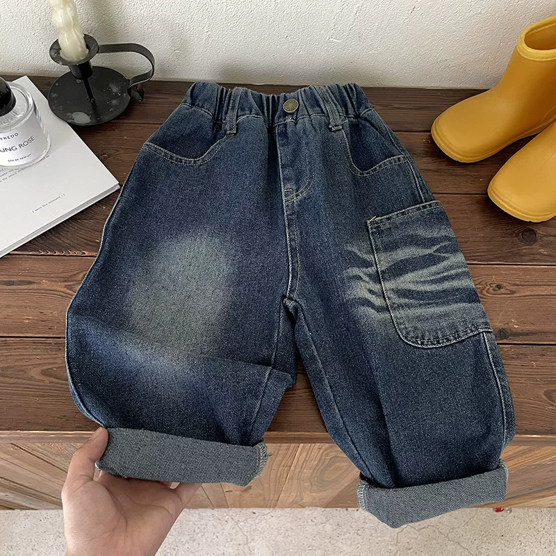 Quần jeans bé trai xuân hè 2025 kiểu mới, quần dài trẻ em dáng rộng thời trang, quần trẻ em xuân đông đa năng phong cách