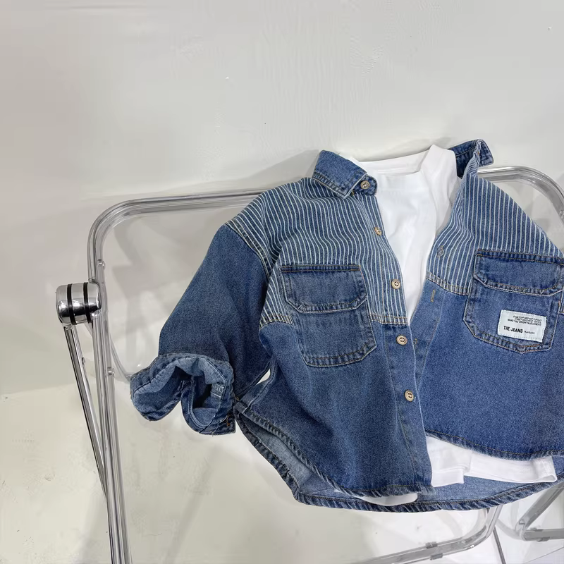 Áo khoác denim bé trai xuân 2025 phong cách Hàn Quốc, thời trang trẻ em xuân thu, kiểu dáng thời thượng, rộng rãi, phối nhiều mảnh, áo dài tay