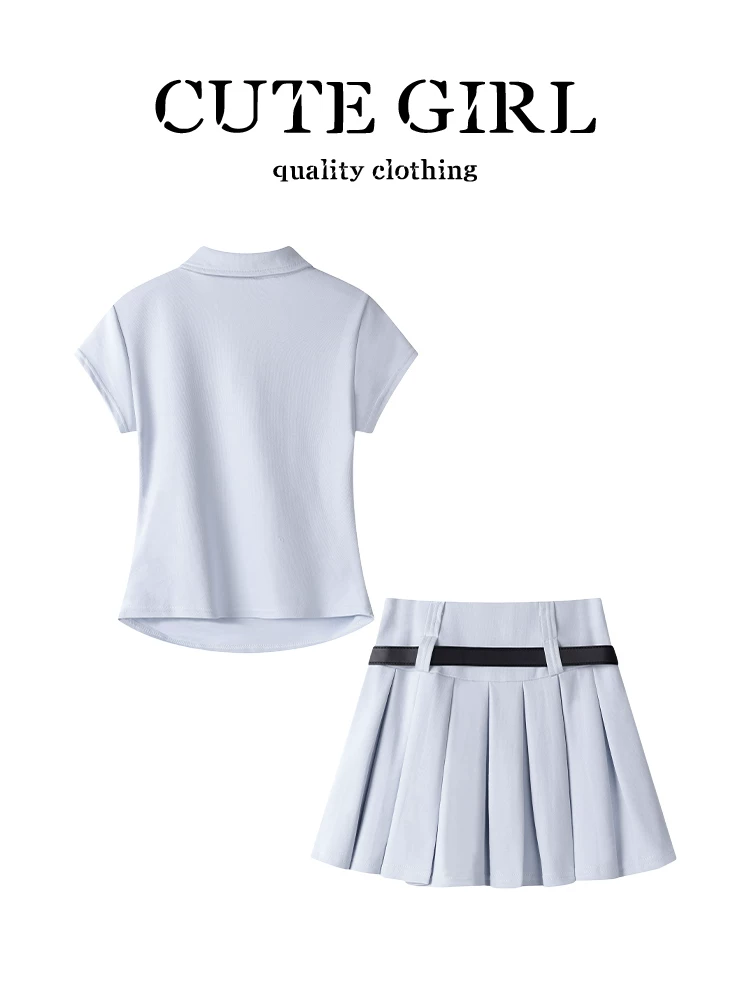 Trang phục giảm tuổi tác của CuteGirl, bộ trang phục hoàn chỉnh gồm áo thun ngắn tay cổ Polo màu xanh và váy kiểu preppy mùa hè dành cho nữ