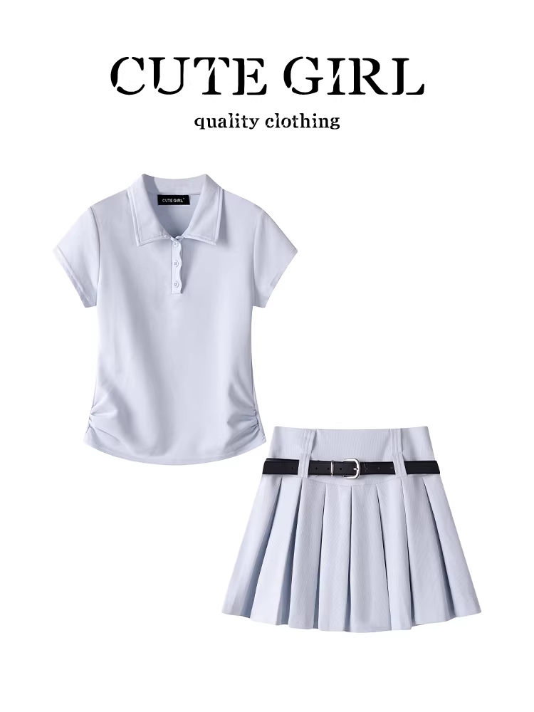 Trang phục giảm tuổi tác của CuteGirl, bộ trang phục hoàn chỉnh gồm áo thun ngắn tay cổ Polo màu xanh và váy kiểu preppy mùa hè dành cho nữ