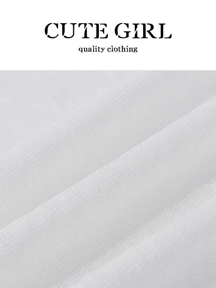 Bộ hai món áo yếm sọc xếp ly giản dị phong cách Hàn Quốc của CuteGirl kết hợp với áo cardigan chống nắng màu trắng dành cho nữ trong mùa hè.