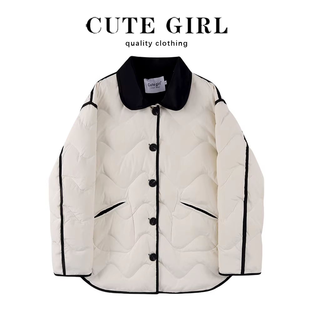 Áo khoác phao nhẹ kiểu Chanel dành cho nữ mùa đông 2025 của CuteGirl, chất liệu lông vũ trắng, thiết kế mới.
