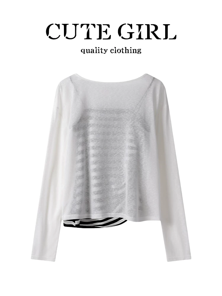 Bộ hai món áo yếm sọc xếp ly giản dị phong cách Hàn Quốc của CuteGirl kết hợp với áo cardigan chống nắng màu trắng dành cho nữ trong mùa hè.